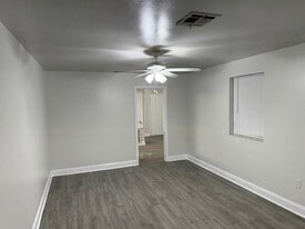 Building Photo - 500 Dubarry Pl