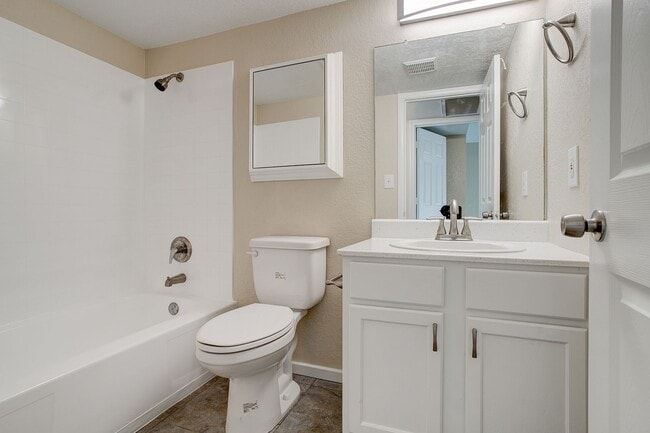 Building Photo - Updated 2 Bedroom, 2 bathroom located in a Gated Community!! Like living at a Resort!  Available ...