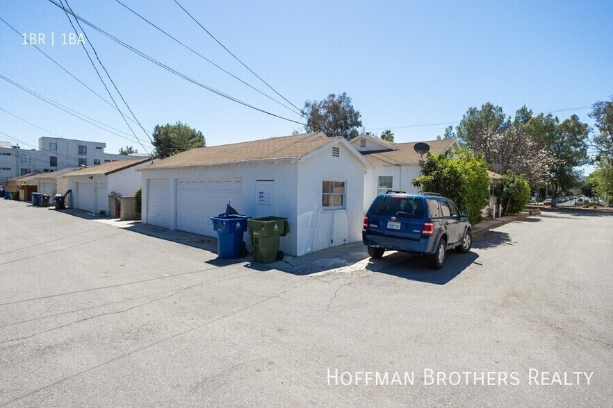 Building Photo - 12423 1/2 Chandler Blvd-