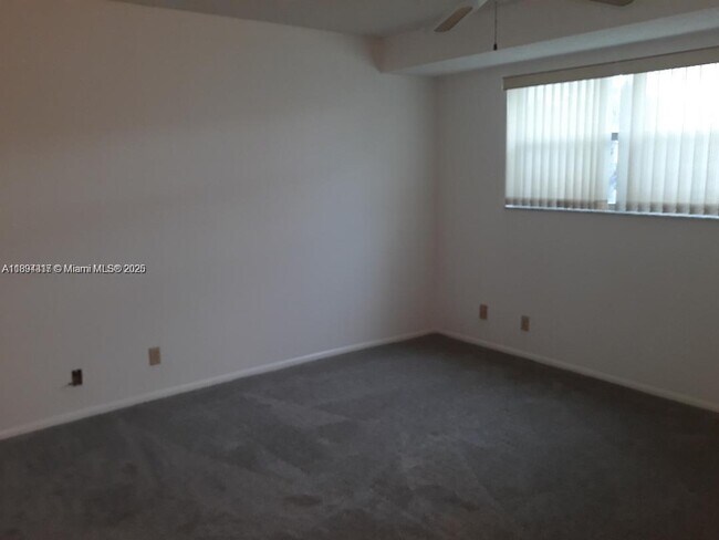Building Photo - 147 Lake Carol Dr
