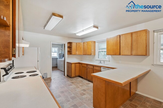 Building Photo - Students Welcome! 3 Bedroom Ranch with Big Back Yard, Flexible Lease Start Date