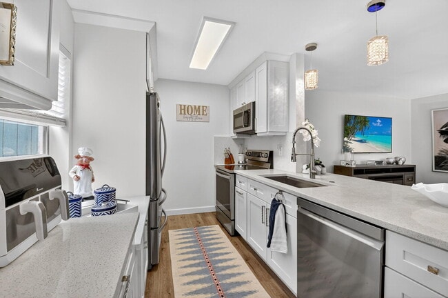 Building Photo - 685 Flanders Dr