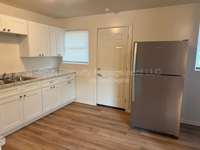 Building Photo - 3817 Woodlake Dr