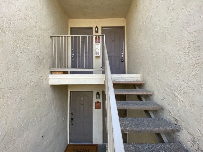 Building Photo - 2 Bedroom Condo in Arbor Hills Gated Community