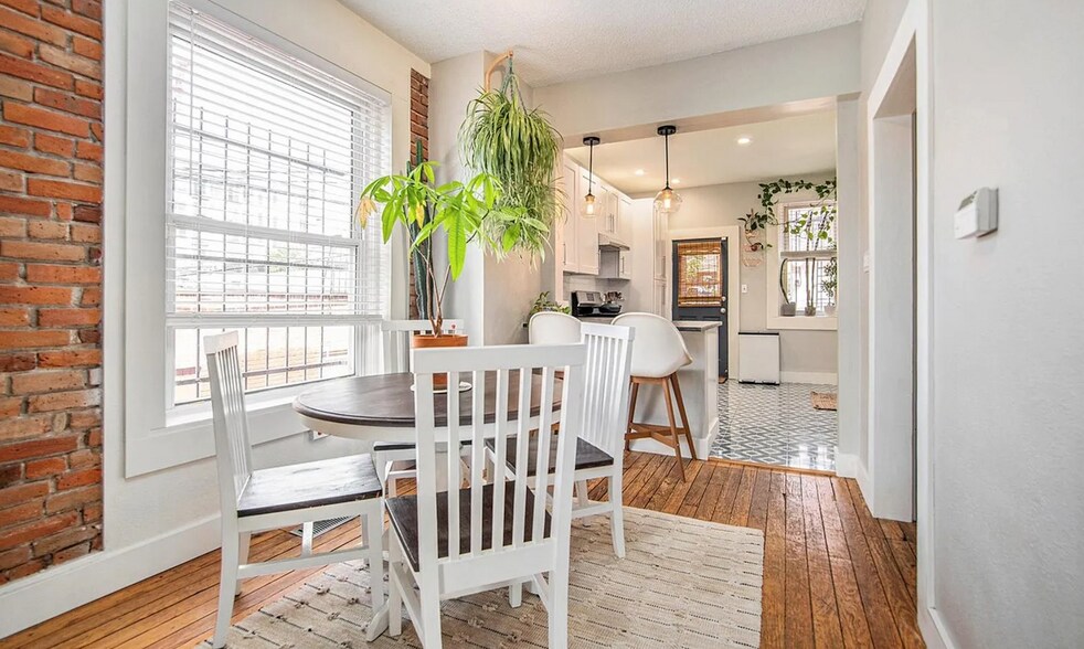 Building Photo - 121 E 8th Ave