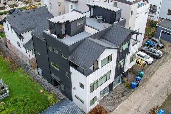 Building Photo - Stunning Modern Air-Conditioned Townhome in Coveted Whittier Heights