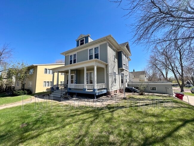 Building Photo - 731 W 18th St