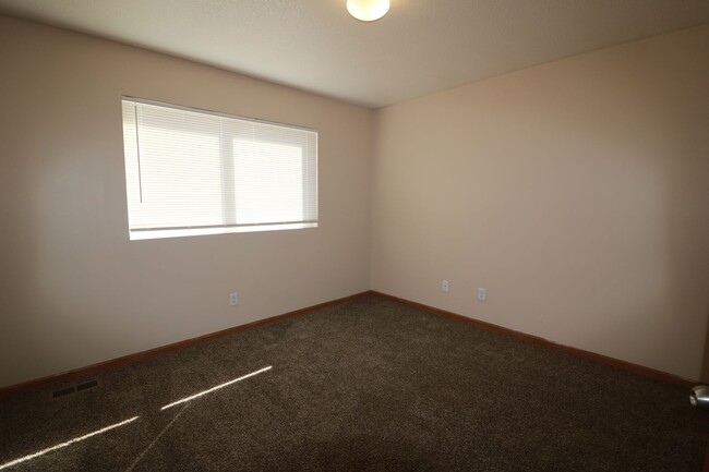 Building Photo - AWESOME 3 BEDROOM HOME CLOSE TO FORT RILEY