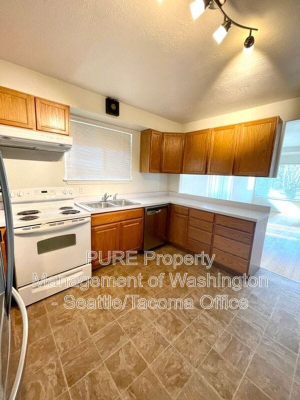 Building Photo - 8408 18th Ave SW