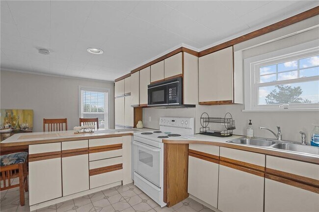 Building Photo - 8 Family Ln