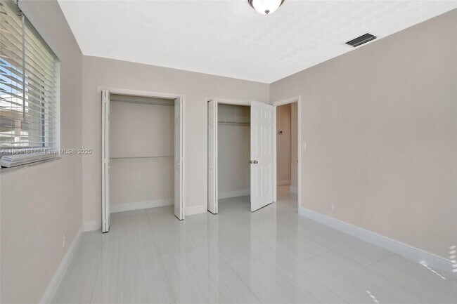 Building Photo - 100 N Hibiscus Ct