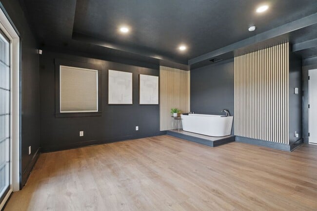 Building Photo - Luxurious, Fully Furnished Townhome       ...