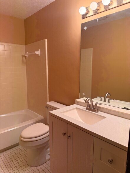 Hallway bathroom - 2928 Sanibel Dr