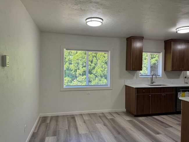 Building Photo - Fully updated 2 bed 1 bath single story duplex in a great location!