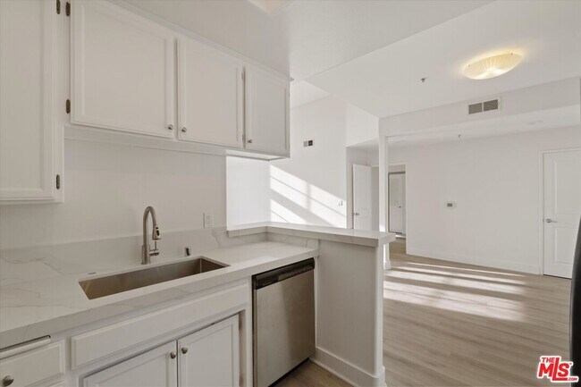 Building Photo - 1225 Armacost Ave