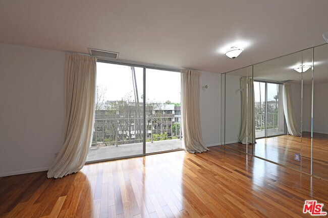 Building Photo - 100 S Doheny Dr