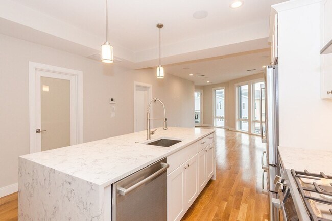 Building Photo - 275 Old Colony Ave