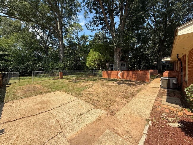 Building Photo - ** 4 Bed 2 Bath located in Dalraida ** Cal...