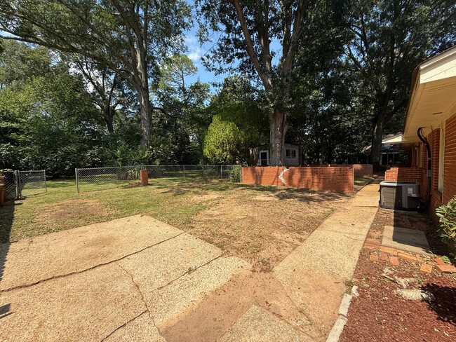 Building Photo - ** 4 Bed 2 Bath located in Dalraida ** Call 334-366-9198 to schedule a self tour