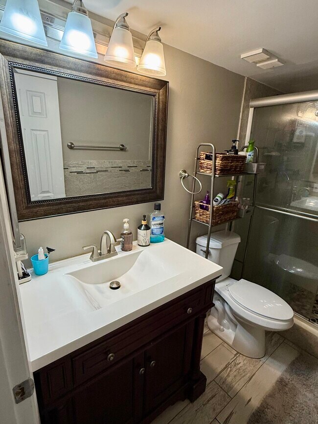 Building Photo - 111 Lake Emerald Dr