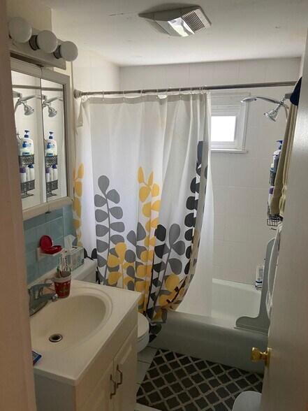 Building Photo - 20 Magoun St