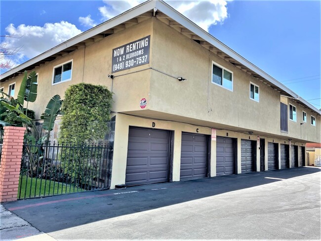 Building Photo - 15631 Tustin Village Way