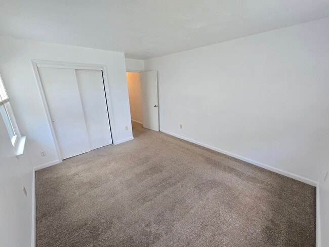 Building Photo - BEAUTIFUL 3-BED, 2-BATH HOME ON THE LAKE I...