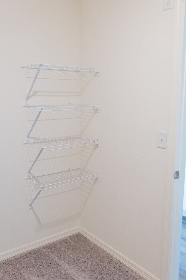 Building Photo - 721 Hillview Loop