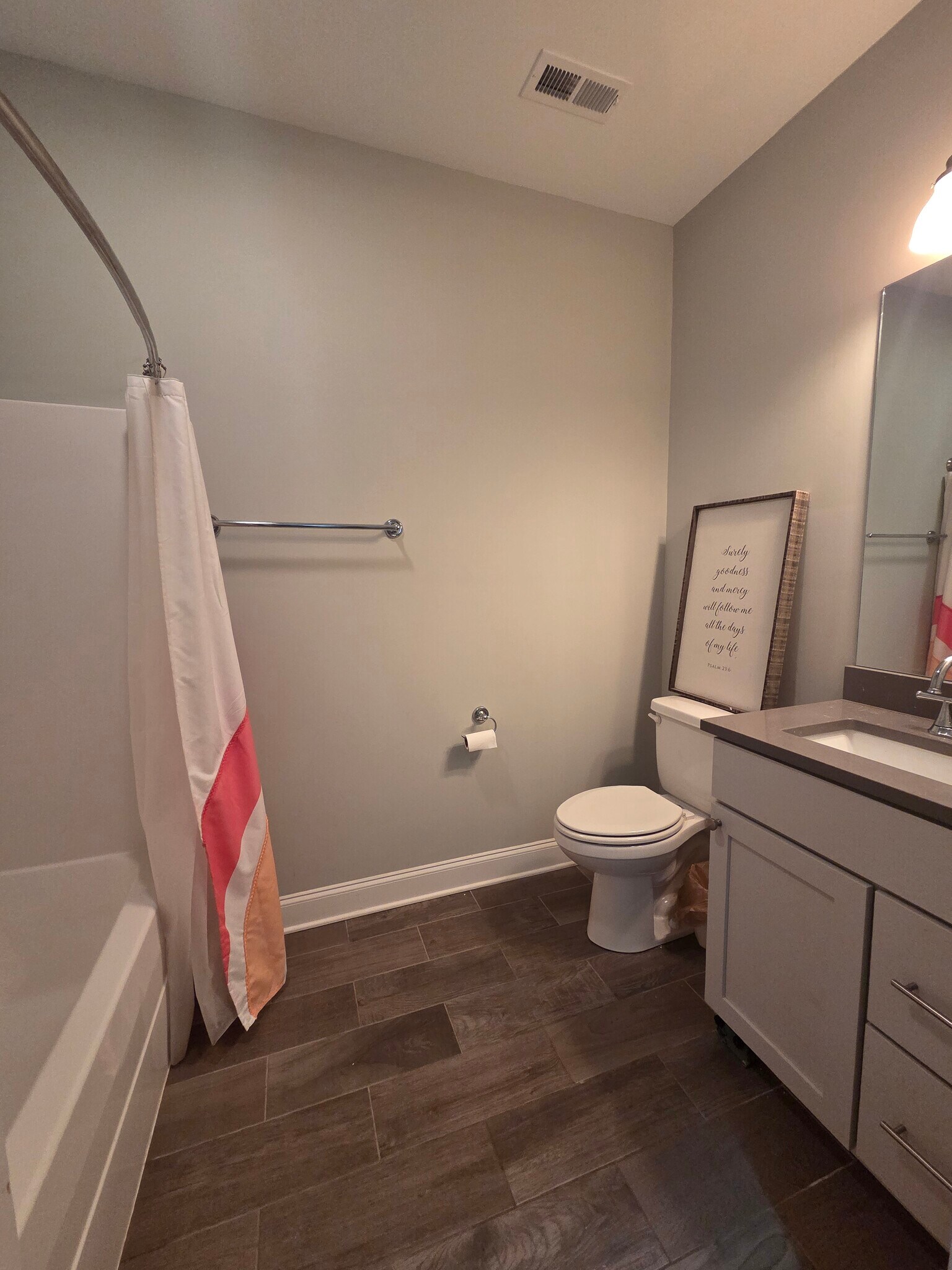 Full bathroom 2 - 3125 Saint Elmo Ave