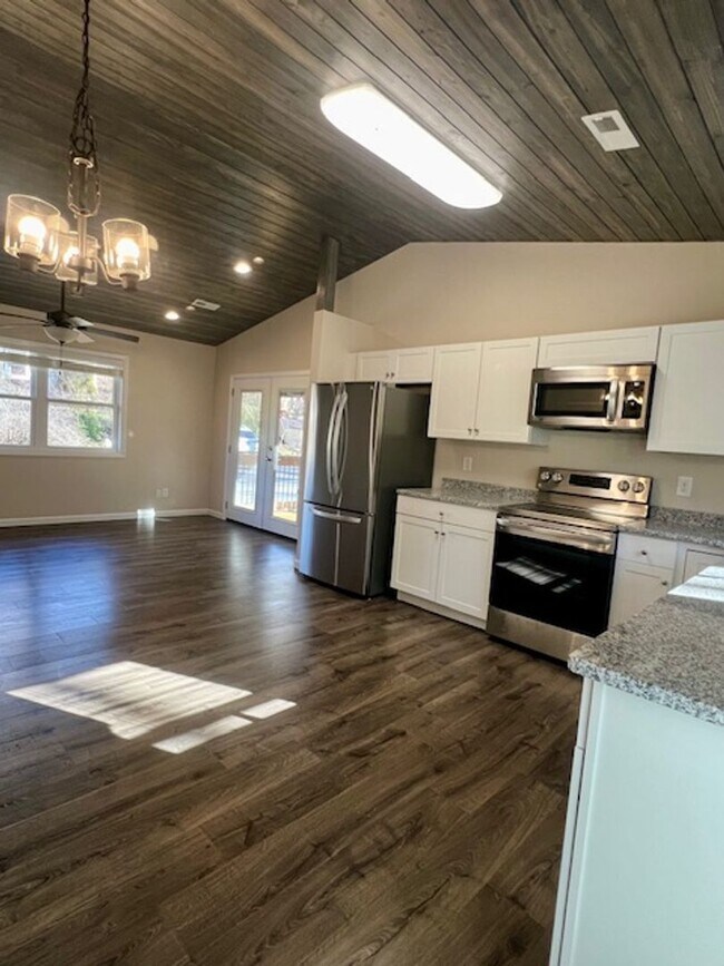 Building Photo - Black Mountain Rental-Fabulous Location!