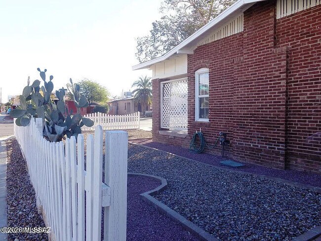 Building Photo - 1347 N Euclid Ave