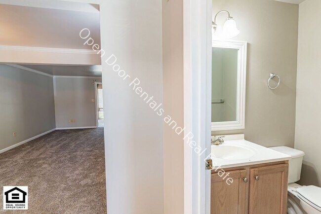 Building Photo - 15030 Tally Ho Dr