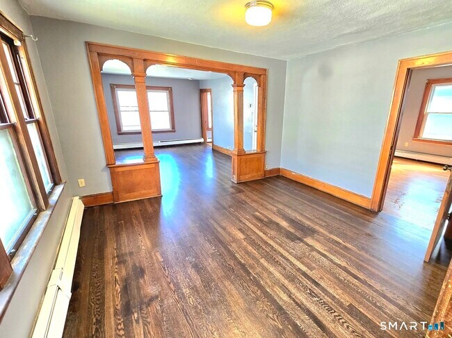 Building Photo - 70 Monroe St