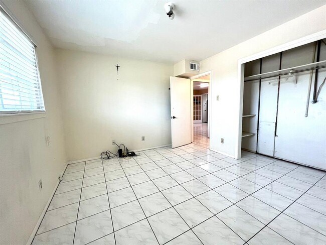 Building Photo - 8001 S Loop E