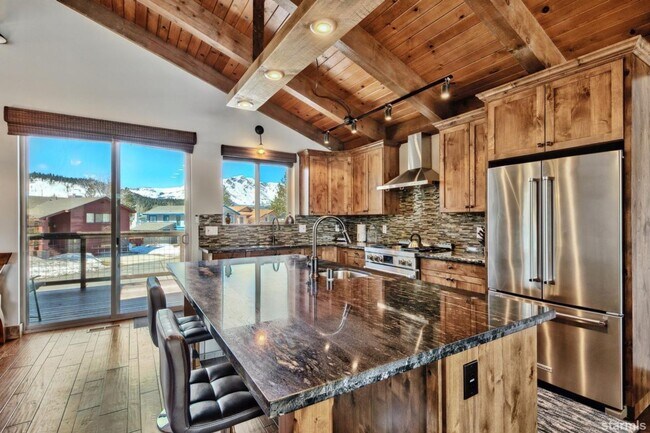 Building Photo - Beautiful pet friendly home with amazing views and private boat dock avail. Now! W/ lots of extra...