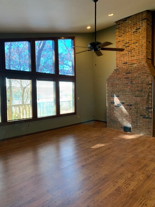 Building Photo - 2 Old North River Pt