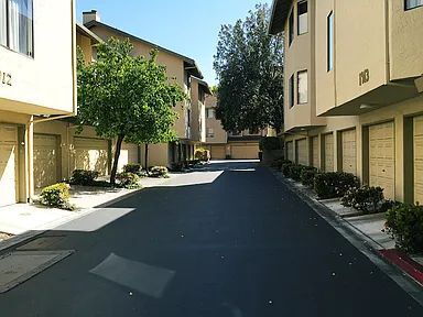 Building Photo - Welcome home to this bright, spacious, top-floor unit in a highly desirable community