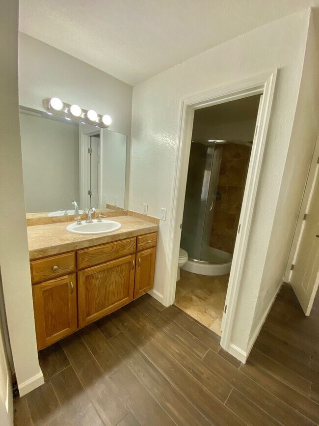 Building Photo - 4 Bedroom, 2 Bathroom Home!