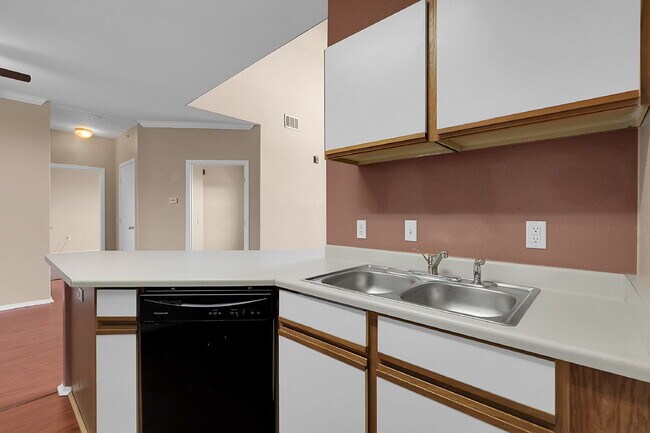 Building Photo - $1,895.00, 2 bed, 1 .5 bath located in Aur...