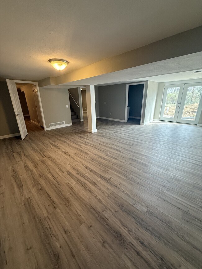 Building Photo - 732 E Culton St