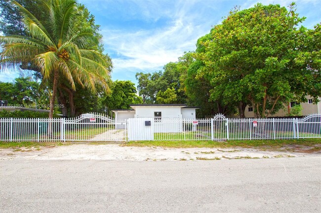 Primary Photo - 1528 NE 145th St