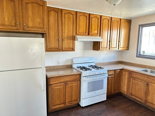 Building Photo - 2/ Bedrooms 1  Bathroom  House In a Quiet ...