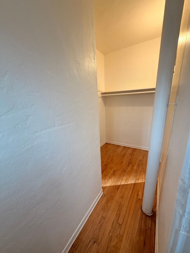 Building Photo - Cute 1 Bedroom 1 Bathroom Long Beach Apartment For Rent!