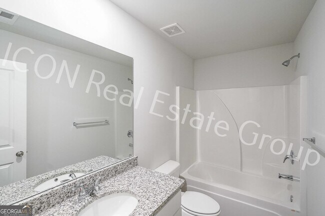 Building Photo - 124 Village Green Dr