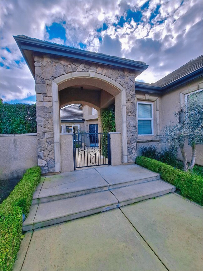Building Photo - PRICE REDUCED TO $3795 – Custom Clovis Residence in Gated Community | Spacious Layout & 3-Car Gar...