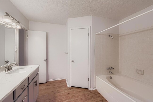 Building Photo - 9839 Briar Ridge Dr