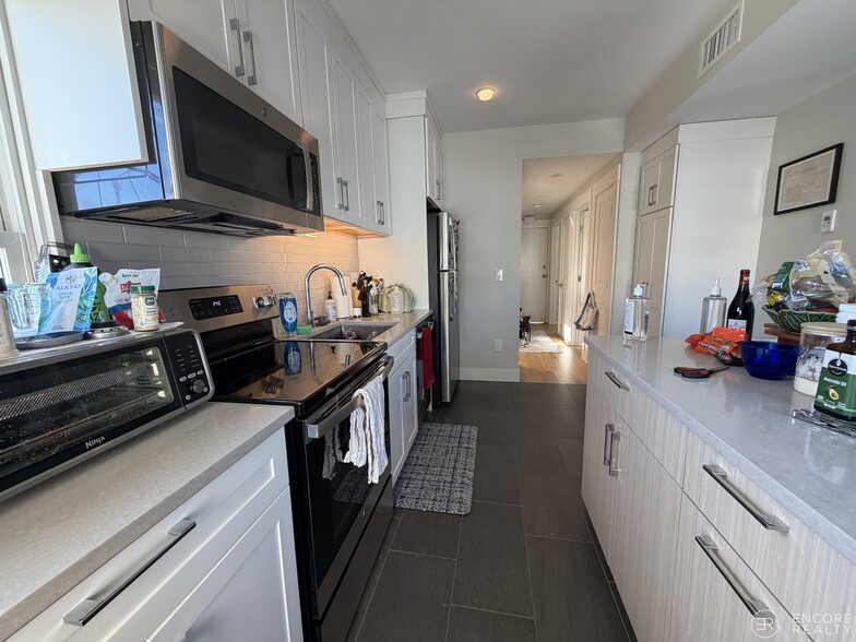 Building Photo - 208 Banks St