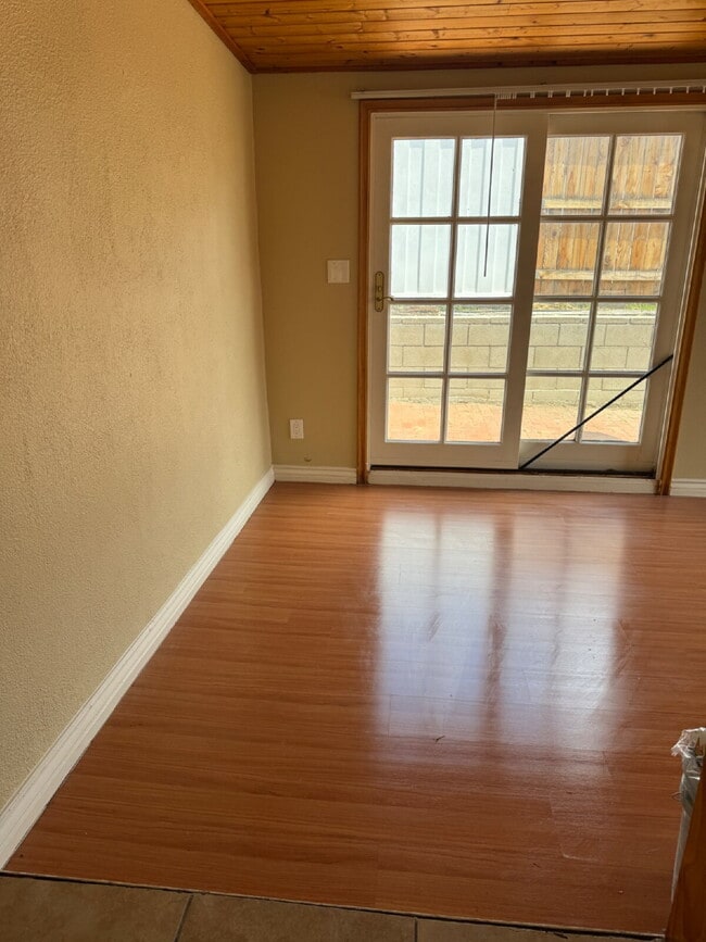 Building Photo - Large yard, spacious interior, extra parking and much more