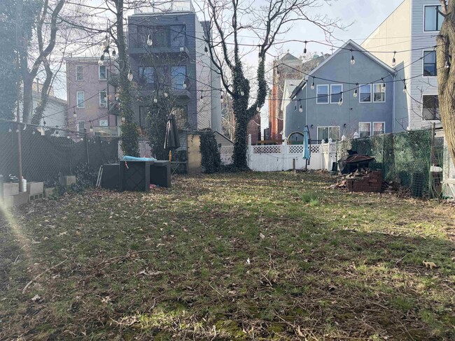 Building Photo - 225 Pine St