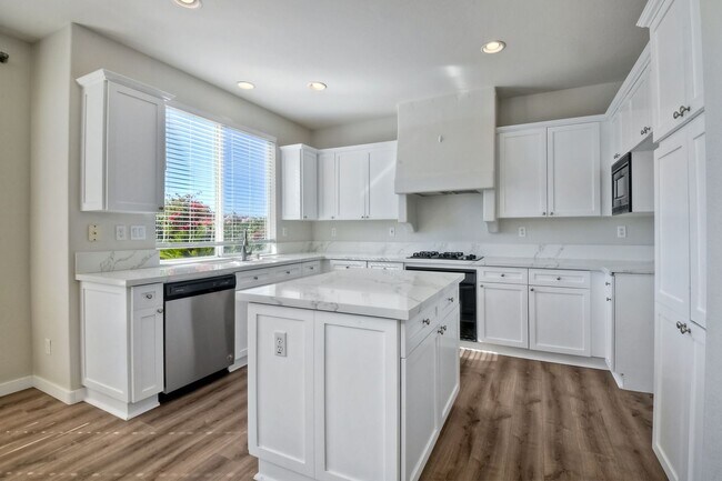 Building Photo - Beautiful home in gated community of Marbr...